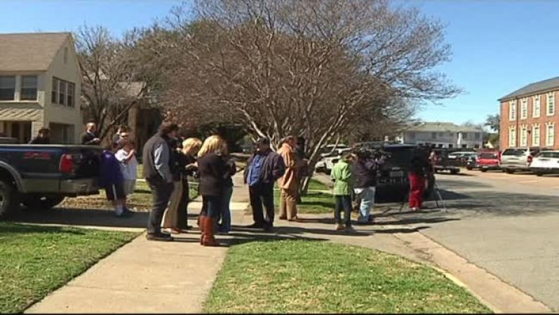 Padres de familia esperaron afuera de la secundaria para recoger a sus hijos,