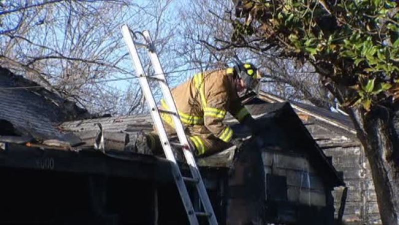 Febrero 2013 - Un voraz incendio en el área de Fort Worth dejó sin casa a 7 habitantes.