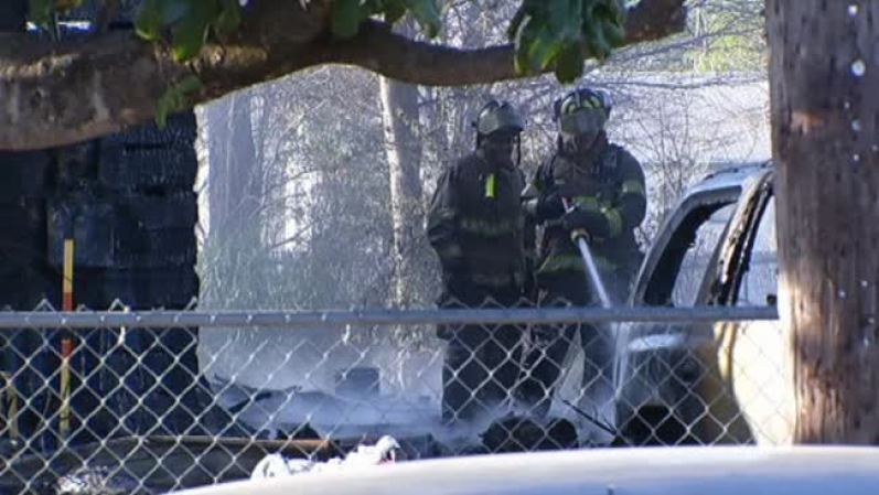 En la primera casa estaban cinco personas adentro y dos en la de alado, todos salieron ilesos del incendio.