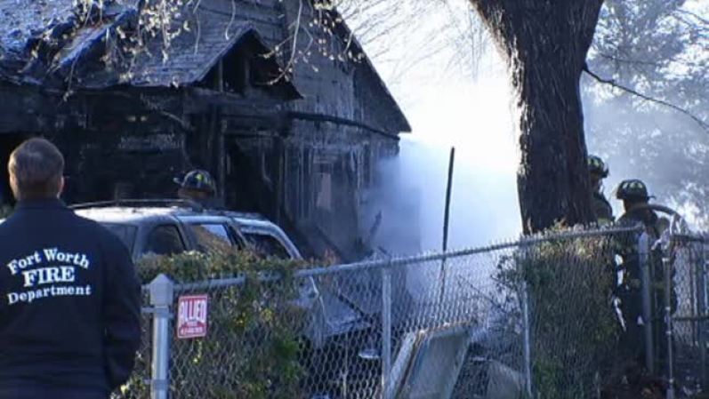 La primera casa quedó destruida y lo más probable es que sea una pérdida total.