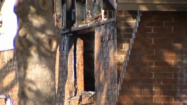 Marzo 2013 – Una madre y su hijos vivieron momentos de pánico al darse cuenta que estaban atrapados de su propia casa, la cual estaba en llamas.
