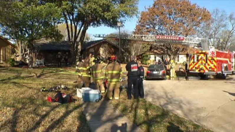 La casa ubicada en la cuadra 2300 en Shady Creek Drive, empezó a quemarse alrededor de las 8:30 de la mañana.