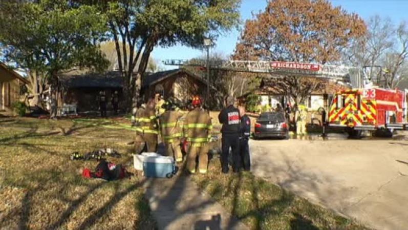 Después de unos momentos, los bomberos pudieron rescatar al niño y lo llevaron inmediatamente al hospital.