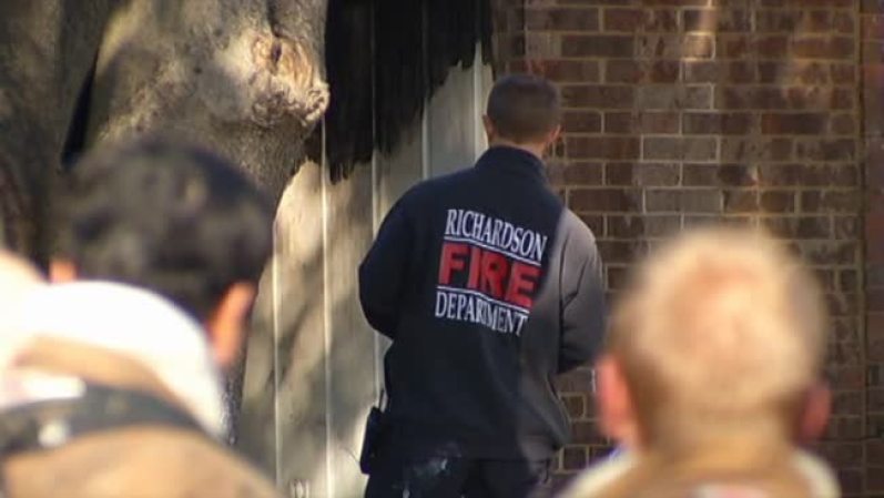 El jefe de bomberos de Richardson, Alan Palomba, dice que la madre salió ilesa del accidente.