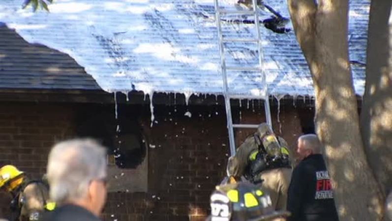 Los bomberos siguen trabajando para identificar qué fue lo que causó el incendio.
