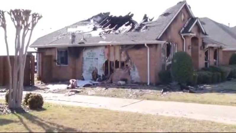 Después de varias horas, los explosivos causaron un incendio en la casa y fue ahí cuando Coleman salió de la vivienda y se entregó a la policía.