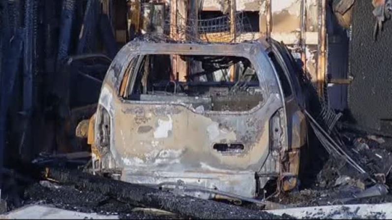 La policía dijo que el incendio empezó en la parte trasera de la casa.