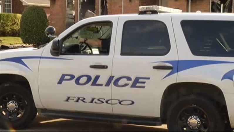 La policía de Frisco dijo que un hombre fue el que puso varios explosivos en una casa después de que oficiales tuvieran la vivienda rodeada.