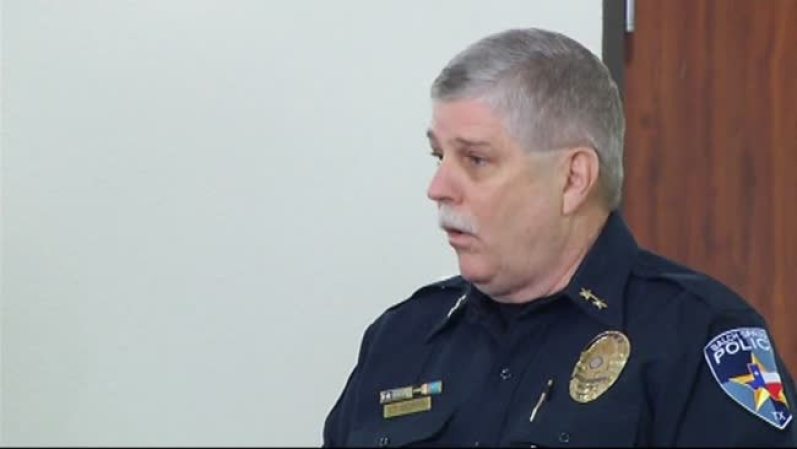 En una conferencia de prensa, la policía reportó que ningún oficial resultó herido.