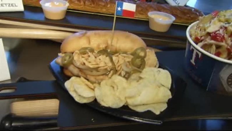 Aquí podrás comprar quesadillas de 24 pulgadas, hamburguesas, nachos, pretzels entre muchas otras comidas gigantescas.