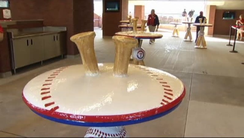 El parque remodelo su entrada con mesas nuevas.
