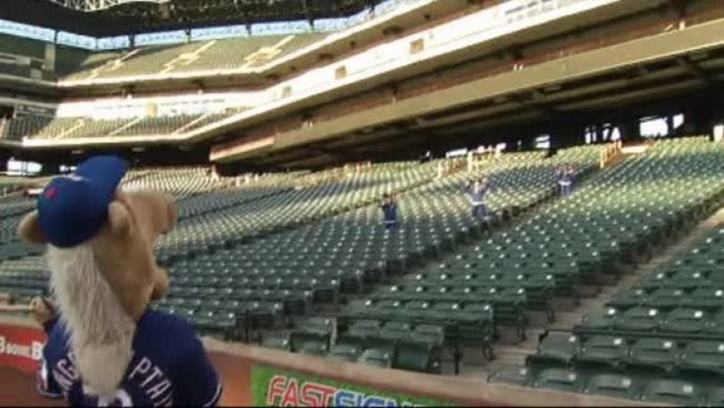 5 DE ABRIL 2013 – Los Texas Rangers juegan por primera vez en el Rangers Ballpark en Arlington. Dicho estadio se prepara con mucha comida y diversión. Aquí las fotos