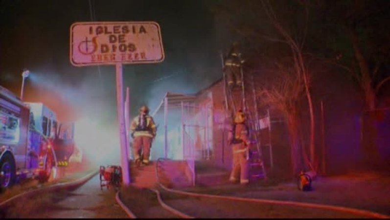 Después de que un incendio arrasó con la iglesia el martes en la mañana.