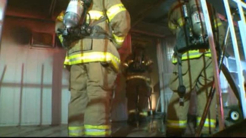 La iglesia sigue en pie, pero el interior está completamente dañado y los bomberos creen que el incendio comenzó en la habitación de los niños en la parte delantera del edificio.