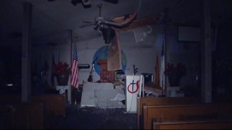 9 DE ABRIL, 2013 - Una iglesia arde en llamas y ahora sus miembros no tienen en donde celebrar la misa.