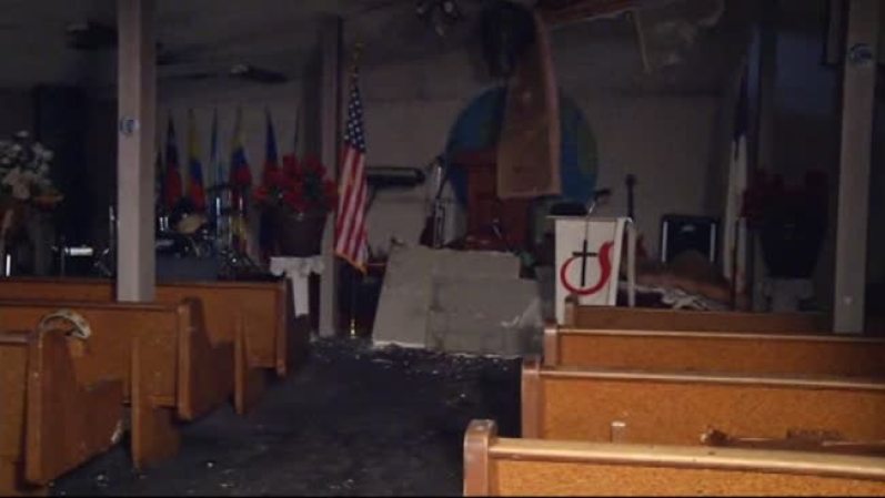 9 DE ABRIL, 2013 - Una iglesia arde en llamas y ahora sus miembros no tienen en donde celebrar la misa.