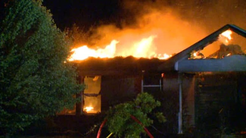 Pero cuando finalmente apagaron el fuego, la casa ya estaba completamente en ruinas.