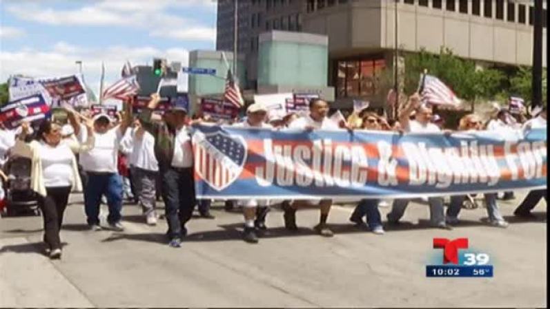 Los participantes se vistieron con una camisa blanca y banderas estadounidenses con la finalidad de presionar al gobierno para que se apruebe una reforma migratoria.