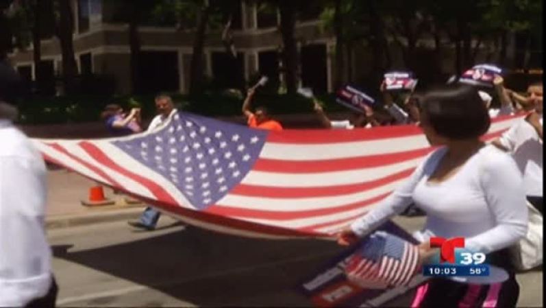Los organizadores del evento habían pedido con anticipación que los participantes dejaran la bandera de México y otros países en sus casas y sólo llevaran la bandera de Estados Unidos.