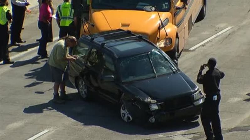 7 DE MAYO DEL 2013 – Un autobús escolar chocó dejando a 7 heridos y un tremendo tráfico.
