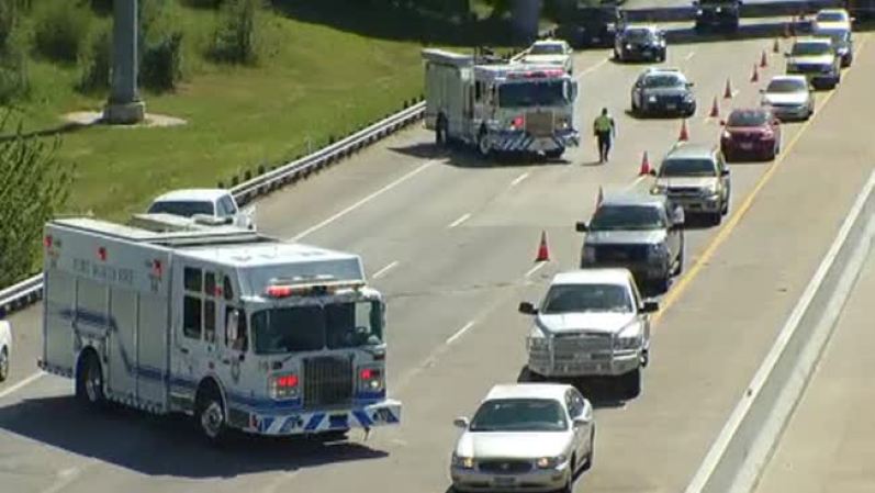 En las imágenes se puede observar cómo dos ambulancias llegaron al accidente para tratar a los heridos...