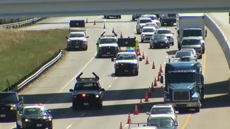 El tráfico estuvo a vuelta de rueda en ésta autopista y el congestionamiento vial se extendió a cuatro millas.