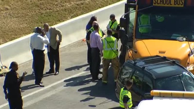 Aparentemente, el autobús se impactó contra la parte trasera de un vehículo negro en la carretera Interestatal 30 antes de la avenida Lancaster.