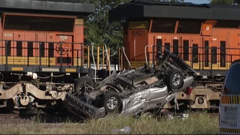 Al parecer el SUV fue empujado por el tren unos 200 pies por la vía.