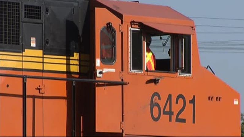 Daniel Segura, portavoz del Departamento de la Policía de Fort Worth, dijo que el conductor del auto intentó “ganarle” al tren y fue ahí cuando ocurrió el impacto.