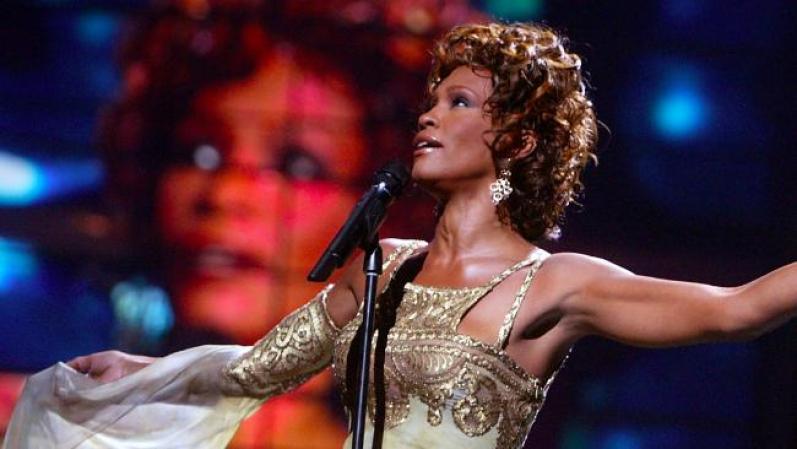 En 1992 hizo su primera incursión en el cine junto a Kevin Costner en la película "El Guardaespaldas". Whitney grabó la versión del tema de Dolly Parton "I Will Always Love You" con la que rompió todas las expectativas.