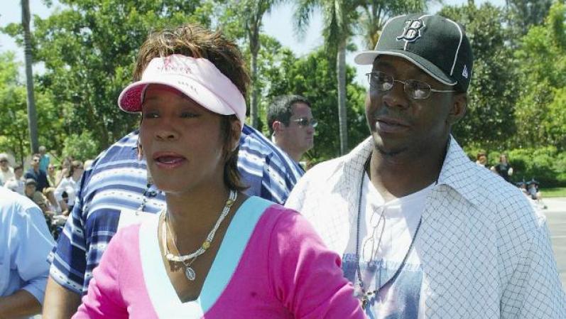 Whitney Houston tuvo un tormentoso matrimonio, de 14 años, con el cantante Bobby Brown, quien la maltrataba físicamente.