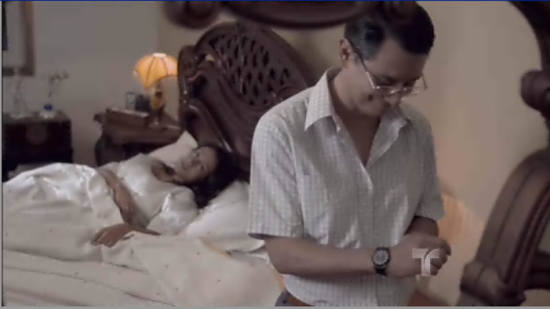 Mientras tanto el Procurador sale de su casa en Medellín muy temprano por la mañana.