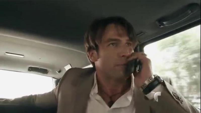 Aurelio logra escapar con su familia después de la balacera en el restaurante.