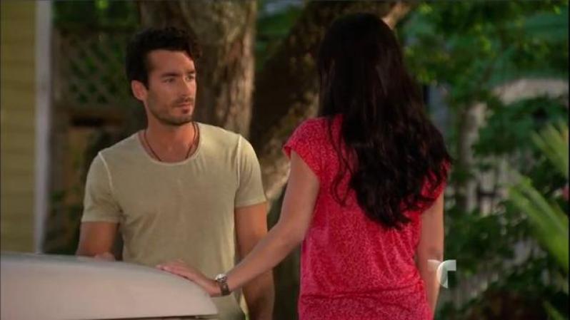 Amanda pide a Santiago que no le diga nada a su hermano y él la tranquiliza diciéndole que no se preocupe.