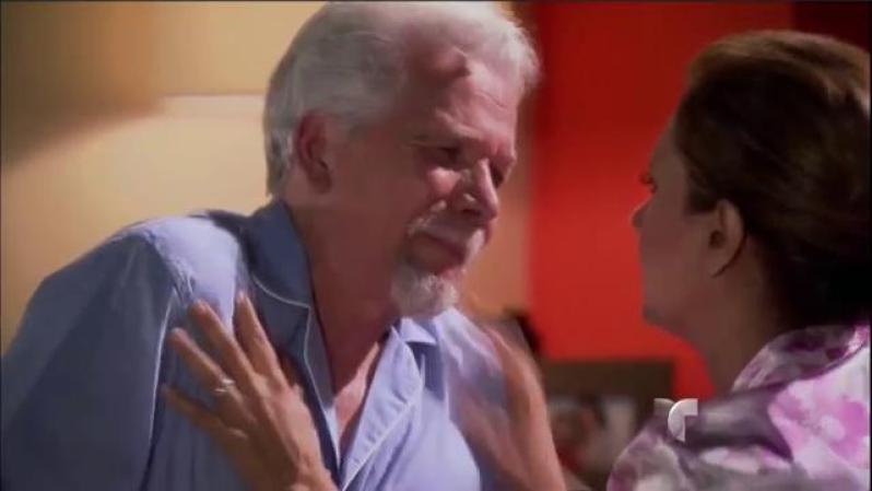 Gaspar se empieza a sentir muy mal del estómago. La sustancia que puso su yerno en la sal de su comida comienza a surtir efecto.