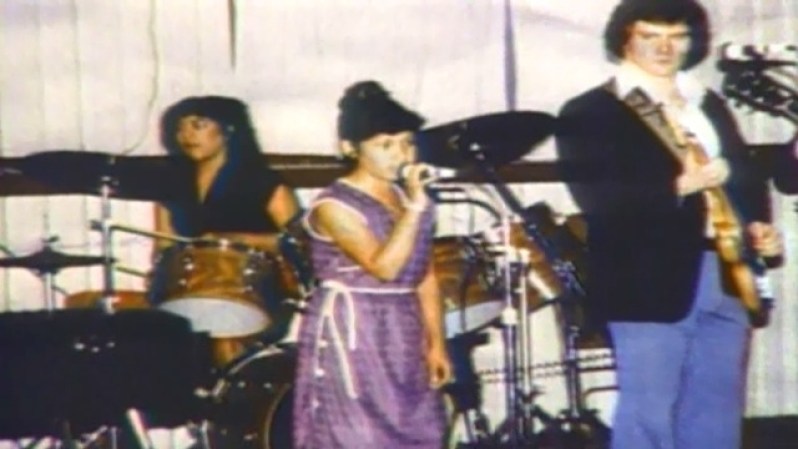 A principios de la década de 1980, Selena se convirtió en la cantante de la banda familiar que formó su papá, Abraham Quintanilla.