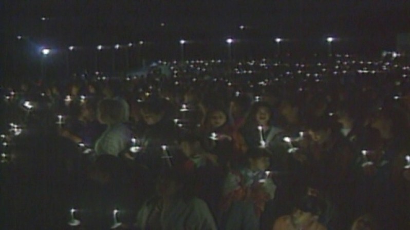 Unas 50,000 personas asistieron a una vigilia celebrada en Cospus Christi donde lloraron la partida de la estrella de la música tejana.