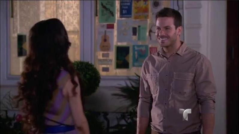 Arturo se encuentra con Lisette saliendo de la librería. Ella fue su primera novia y tenían años de no verse.