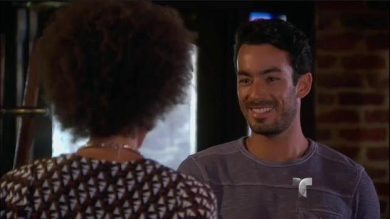 Santiago va al café que abrirá Mara a pedir trabajo y ella al saber que es hermano de su socio lo contrata como músico para el lugar.