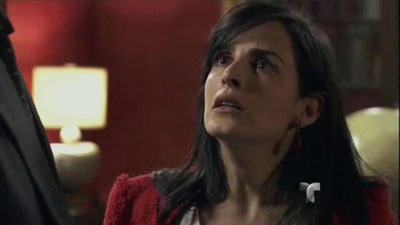 Ximena llama a Aurelio, Heriberto contesta y le dice que no le dirá nada. Luego discute con el Turco, quien le pide que por favor confíe en él.