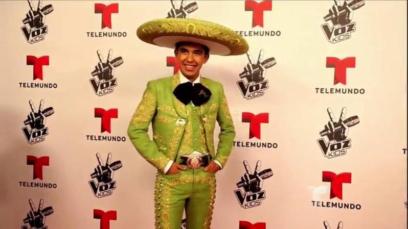El joven Alan, galán con su traje de mariachi.