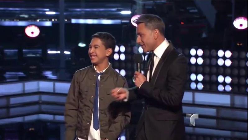 Hugo, muy sonriente, al final de su actuación escucha los comentarios de los "coaches"