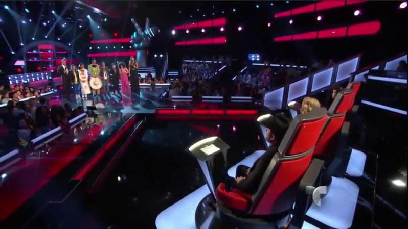 La noche continúa con más eliminaciones. Los "coaches" siguen atentos las actuaciones de cada finalista.