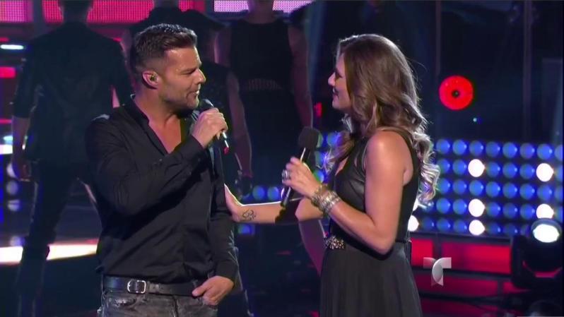Daisy Fuentes conversó con Ricky Martin al final de su actuación.
