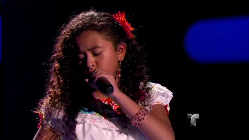 Alondra cantó “Cucurrucucu”. Los tres coaches pelearon por su voz, pero la niñita escogió al “team Rubio”.