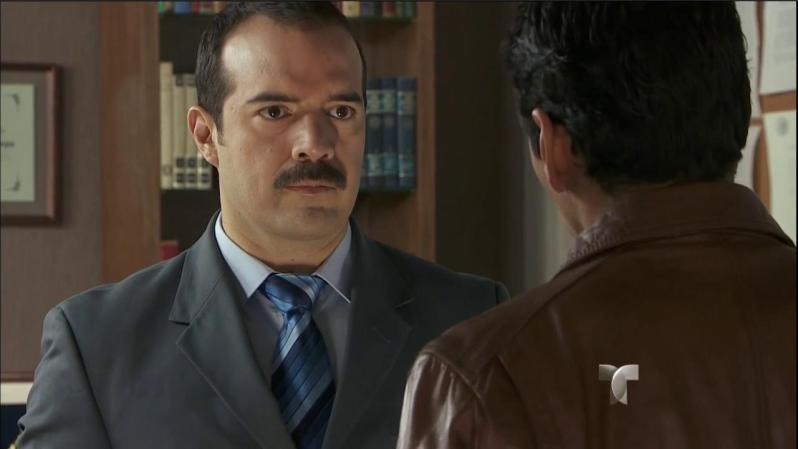 Marco le cuenta a su jefe acerca de las pruebas que la esposa de Ramiro le proporcionó y que lo vinculan con el narcotráfico.