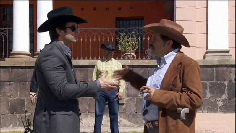 Aurelio invita a Don Cleto al negocio y le deja un cargamento de cocaína.