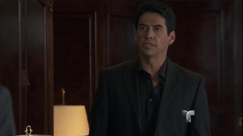 Marco visita a Ramiro en su oficina y le cuenta de la muerte de su madre.
