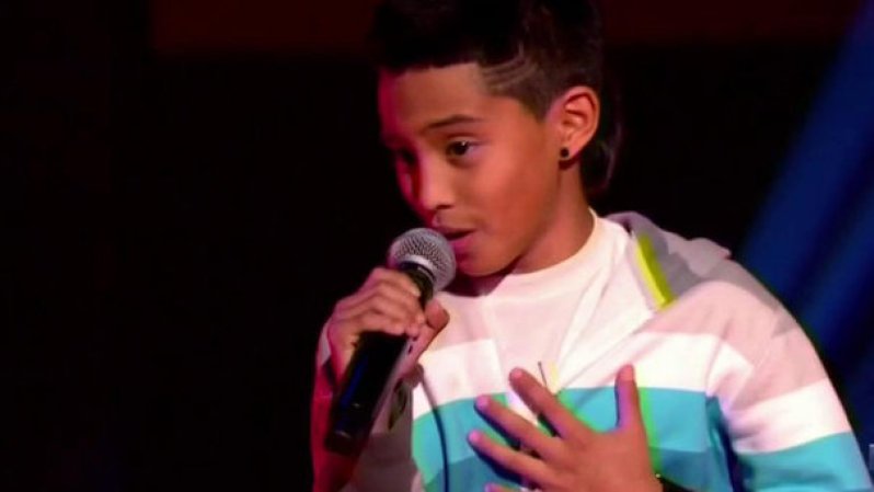Axel de 10 años de Miami, Florida cantó "As long as you love me". Ningún coach se volteaba, hasta que a último momento ¡fue Paulina quien decidió sumarlo como el primer varoncito en su equipo!