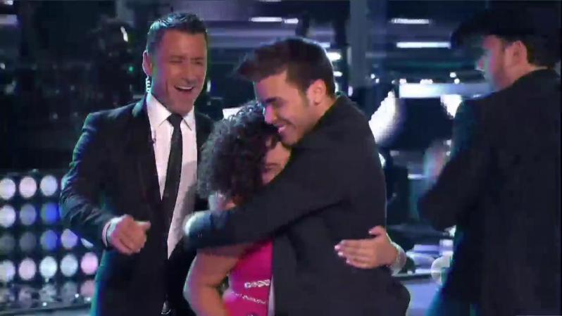 Paola recibe el abrazo de su "coach" Prince Royce.